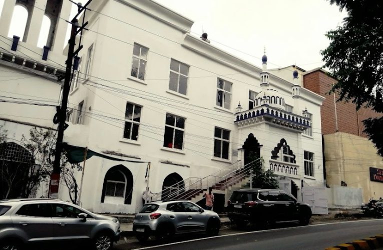 Mosque welcomes all on Independence Day