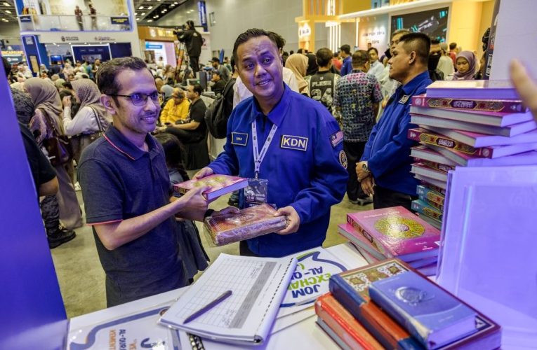 Muslims Exchange Old Qurans for New, Approved Copies at Madani Event Malaysia