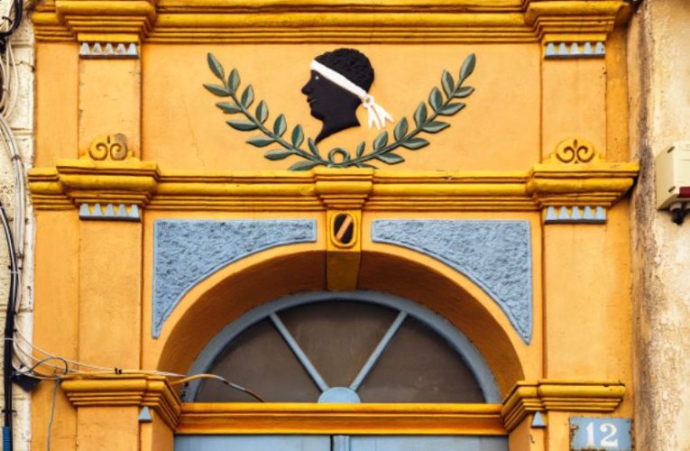 Muslim Man Sues UK Pub Over Allegedly Racist Sign Depicting Beheaded Arab Figure