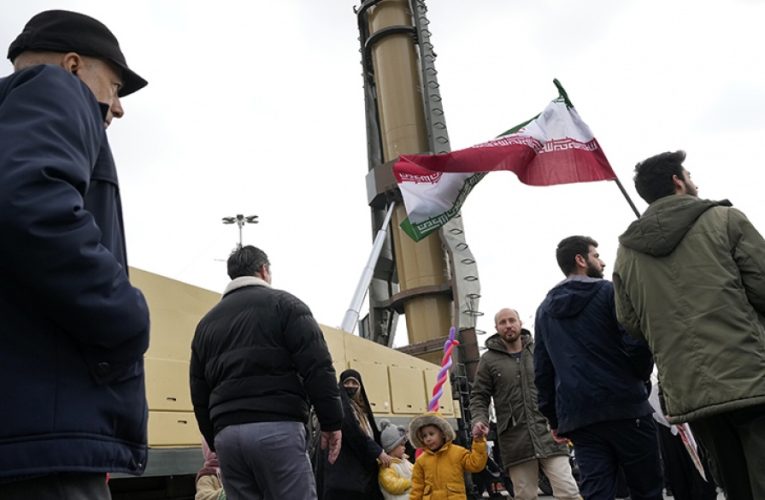 Tens of Thousands Rally in Iran to Commemorate 1979 Islamic Revolution Anniversary