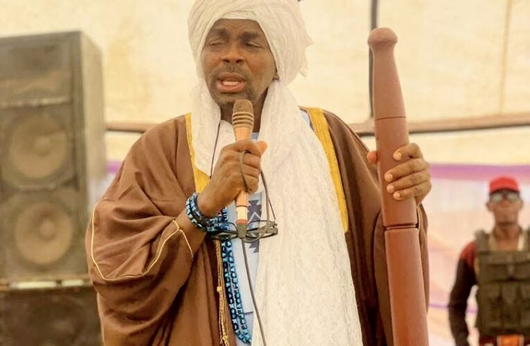 Professor Aikulola-Aibinuomo gifts Olodo Garage Central Mosque