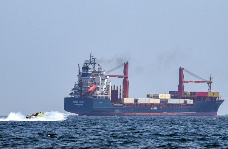 Iran threatens to sink US ships in Strait of Hormuz